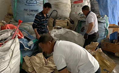 91抖阴下载污版金屬工作場景